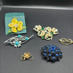 Lot of six vintage brooches.